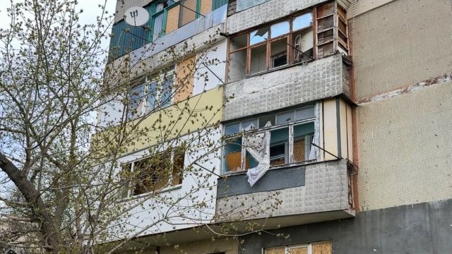 "Скло повилітало, діти перелякались". Херсонці розповіли про наслідки російських ударів по Корабельному району