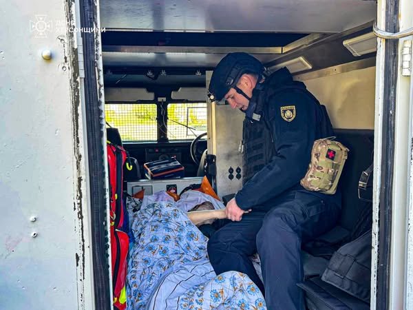 Рятувальники евакуювали з району, який знаходиться під регулярними обстрілами, маломобільну жінку