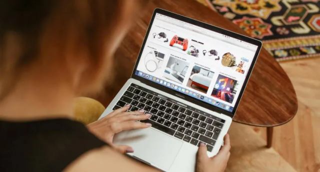 Податкова моніторить соцмережі в пошуках продавців, які не сплачують податки: кого очікує "лист щастя"