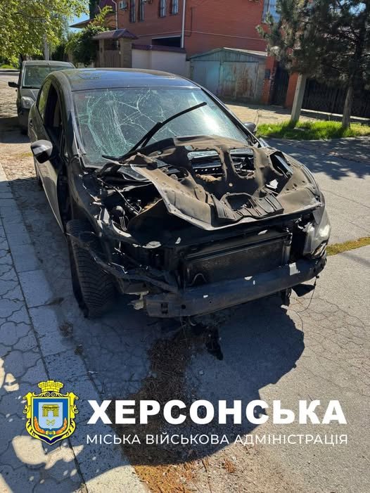 Ворог атакував цивільну автівку у Дніпровському районі Херсона