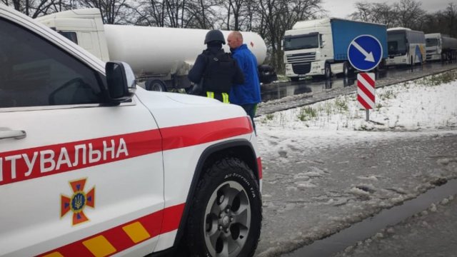 Ускладнений рух та затори. Рятувальники Херсонщини через негоду чергують на дорогах