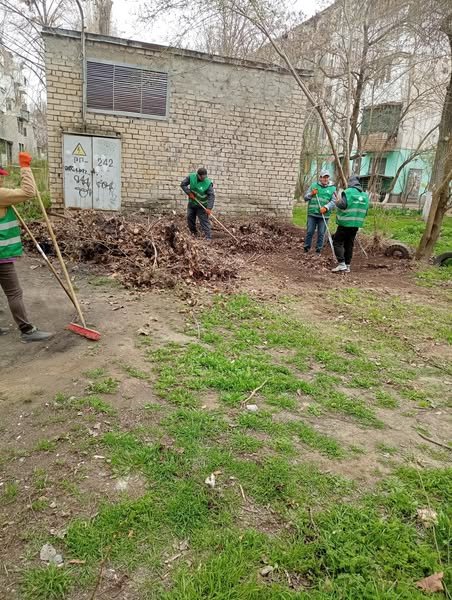 Комунальні служби продовжують підтримувати вулиці Херсона у належному стані