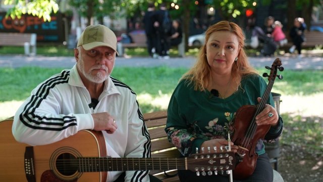 "Музика — це наше життя". Переселенці з Херсона грають на головній вулиці Миколаєва