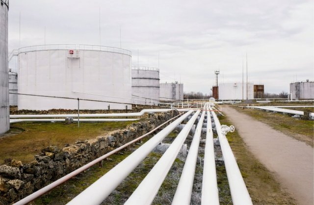 Допомагала ворогу грабувати автозаправки і нафтокомплекс на Херсонщині. Бухгалтерка ДМС проведе за ґратами п’ять років