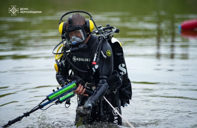 Водолази-сапери ДСНС очищають річку Інгулець на Херсонщині від вибухонебезпечних предметів. 