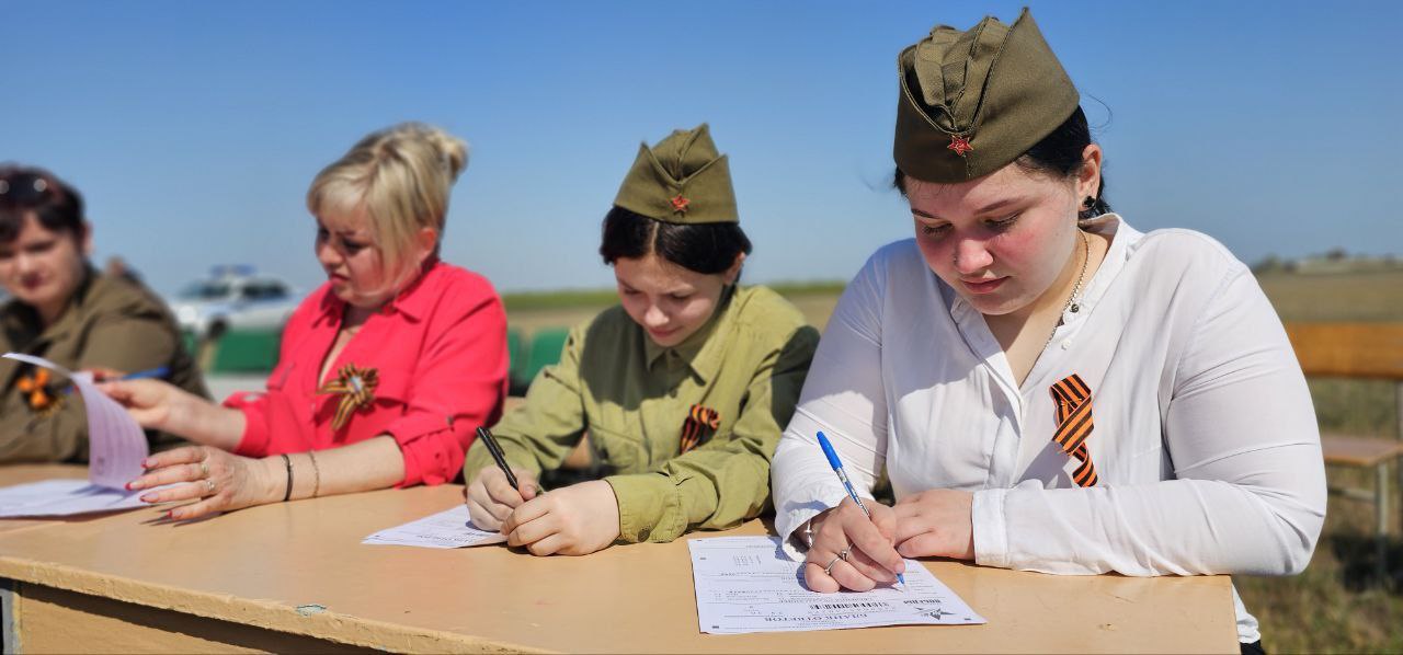 Масову істерію на лівобережжі окупанти назвали «Диктантом Перемоги»