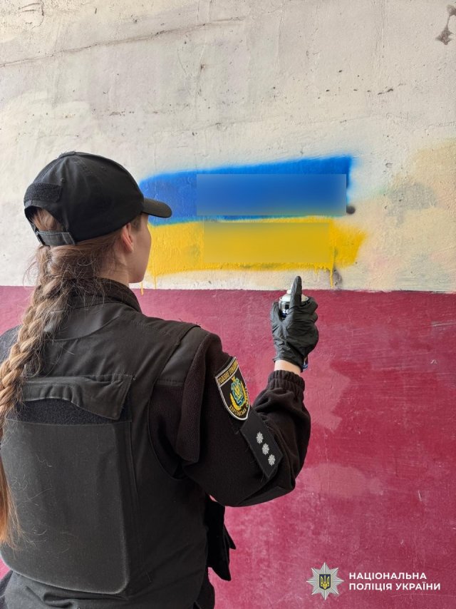 У Херсоні поліцейські замальовують рекламу наркотиків на вулицях міста
