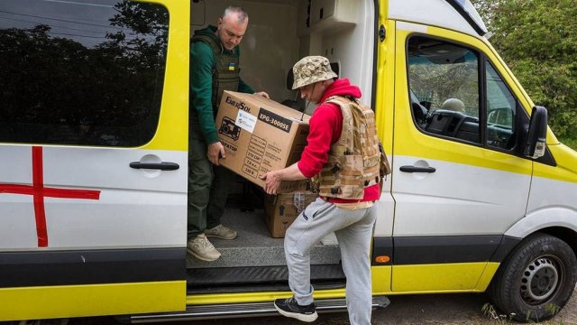 Щодня ризикують життям, щоб привезти необхідне або евакуювати. Як під обстрілами у Херсоні волонтери допомагають людям