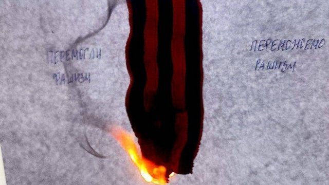 Рух "Жовта Стрічка" 9 травня спалив сотні "колорадських стрічок", газет і прапорів Росії на ТОТ України