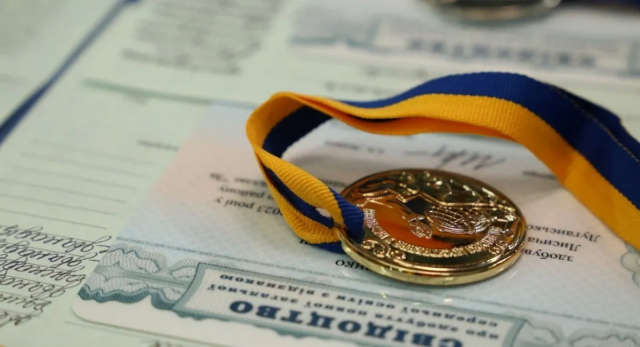 У Міносвіти визначилися, чим замінити шкільним відмінникам золоті та срібні медалі