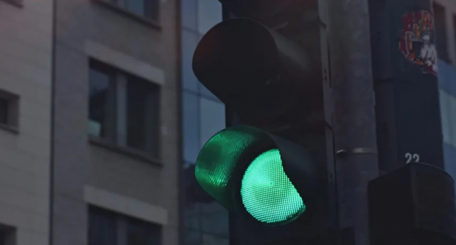 В Україні почали встановлювати світлофори зі смарагдовим кольором