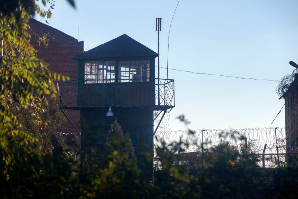 «Наче я новий строк там сидів». Після звільнення з тюрем викрадені громадяни України застрягають у депортаційних центрах РФ і на кордоні