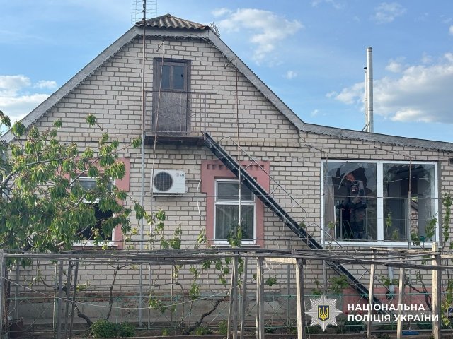 На Херсонщині внаслідок російських обстрілів пошкоджено 20 об’єктів та поранено п’ятьох людей, ще троє чоловіків постраждали через підриви на міні