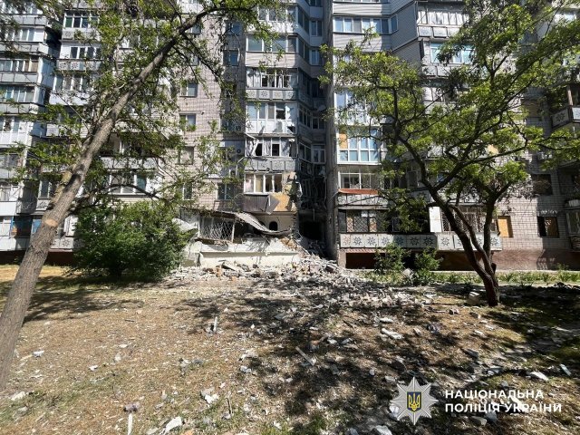 На Херсонщині ворожі війська атакували 12 населених пунктів та пошкодили понад 20 об’єктів, поранені троє людей: поліція фіксує наслідки ударів
