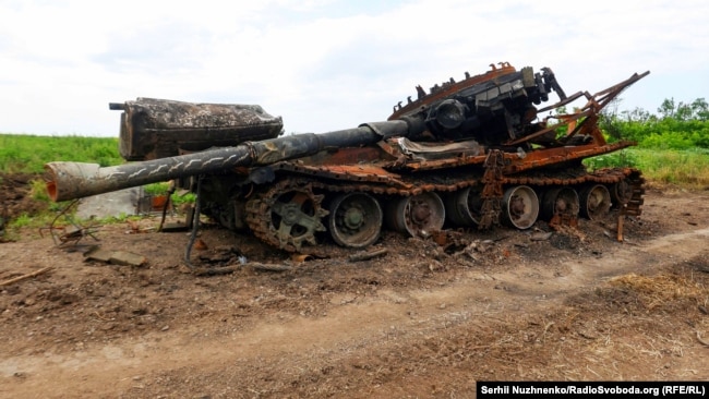 Знищений російський танк у звільненому ЗСУ від армії РФ селі Новодарівка Запорізької області, 2 липня 2023 року