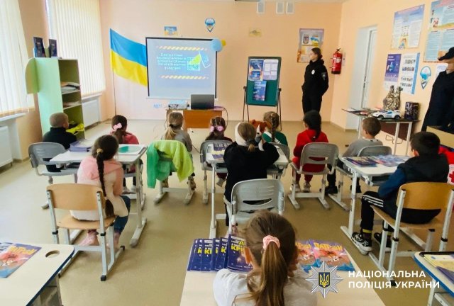 «Хто по той бік екрану?»: на Херсонщині поліція вчить молодших школярів правилам онлайн-безпеки