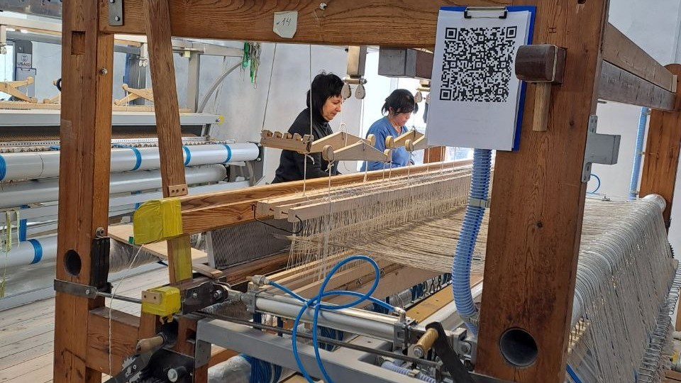 Після релокації з Каховки підприємиця покращила свій ткацький бізнес із використанням ШІ