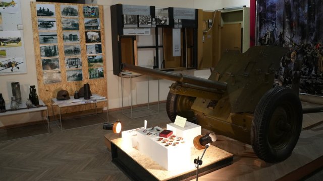Дві війни — одна зброя. У херсонському музеї створили виставку на історичних паралелях