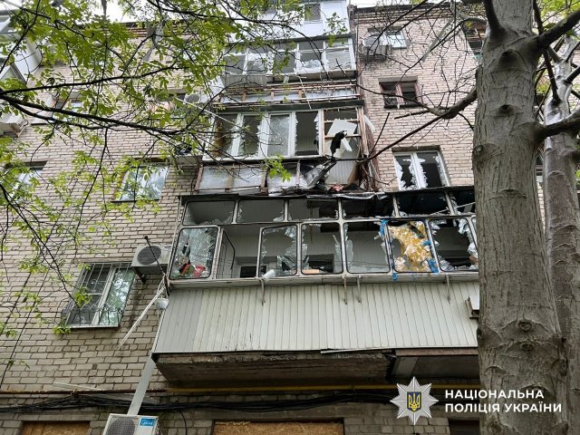 Поліція Херсонщини фіксує наслідки чергових ворожих атак: одна людина загинула та четверо поранені