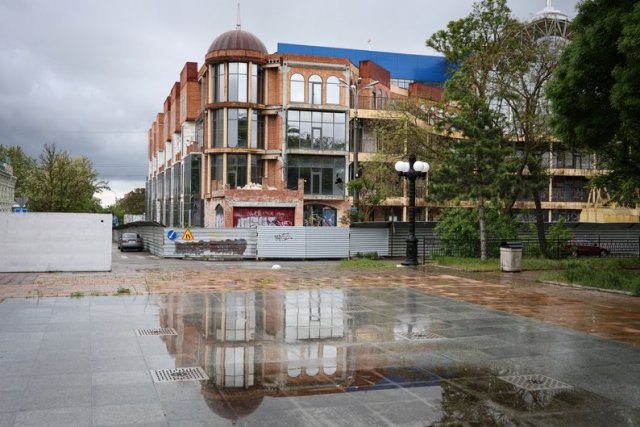 Спалені авто, розбиті церкви, тополиний пух на вулицях та дощ. Херсон у фото за тиждень