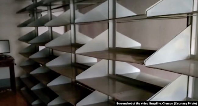 Порожні полиці Херсонського обласного архіву після російської окупації. Скріншот відео «Суспільне.Херсон»