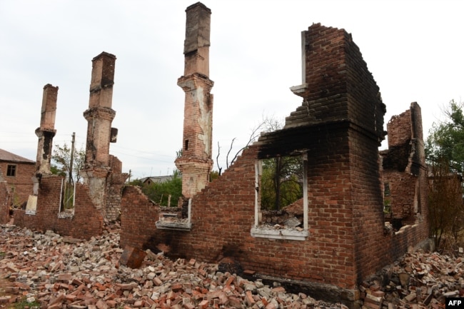 Пошкоджена обстрілом будівля видно за містом Комунар, приблизно за 50 км на північний схід від Донецька, 23 вересня 2014 року