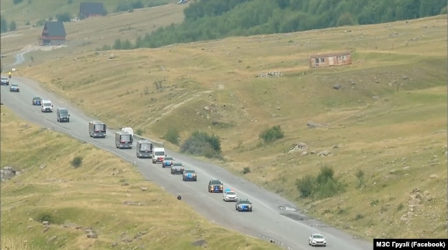 Колона, якою везли українців з грузинського кордону