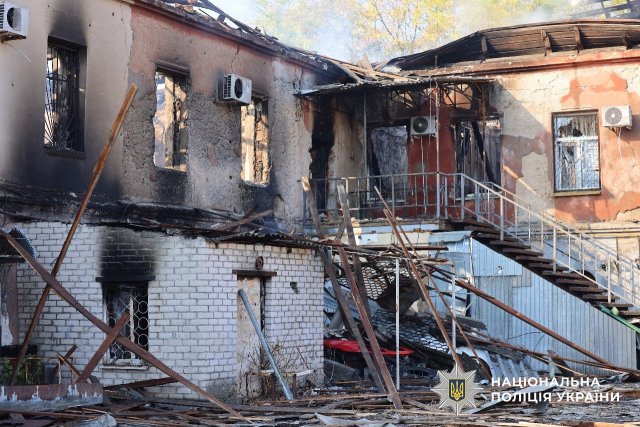 Херсонські поліцейські показали наслідки нічної атаки “шахедів” (ФОТО)