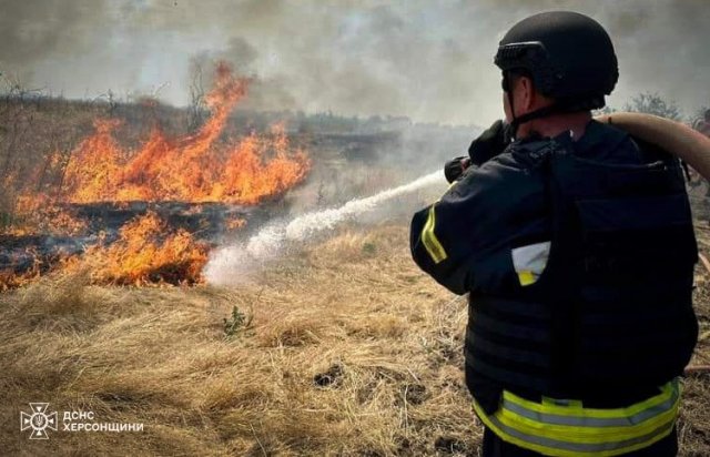 Вогнеборці Херсонщини продовжують боротися з пожежами в екосистемах