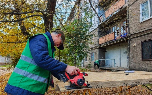 Херсонським комунальникам, що працюють під обстрілами, збільшать зарплатню