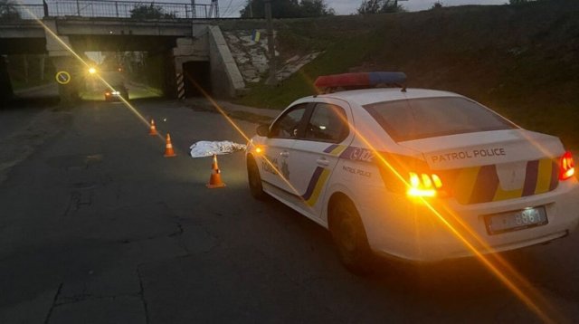 У Херсоні сталася смертельна ДТП: автівка в темряві переїхала чоловіка, що лежав на дорозі