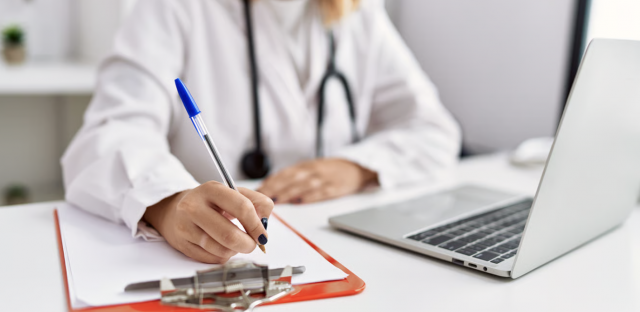 65-річна лікарка-терапевт з Херсонщини підробляла медичні висновки для ухилянтів