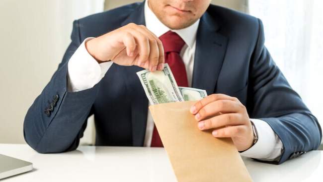 Власник компанії у Херсоні втратив будинок через корупцію під час ремонту школи