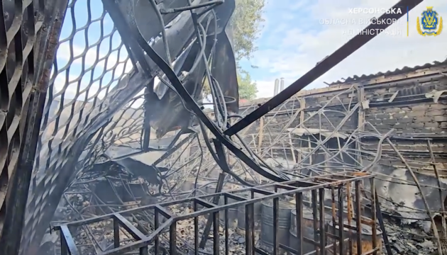 У Херсоні після артударів РФ на місці ринку лишилося згарище