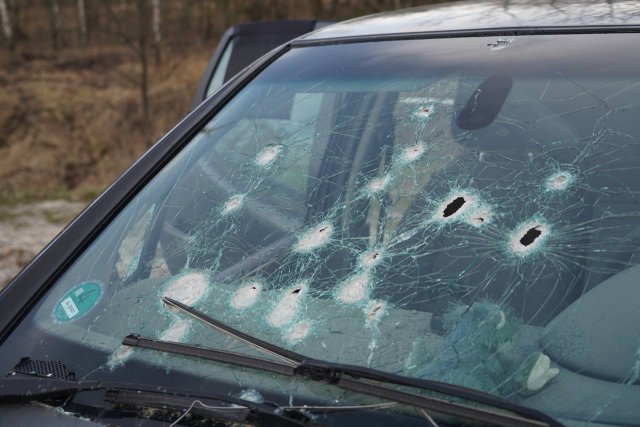 Поліцейські шукають свідків розстрілу цивільної автівки військовими РФ неподалік Антонівського мосту в лютому 2022 року