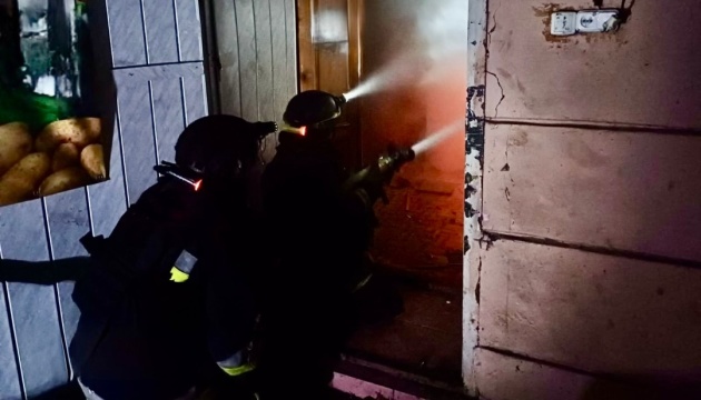 У Херсоні після нічної атаки РФ з-під завалів врятували людину