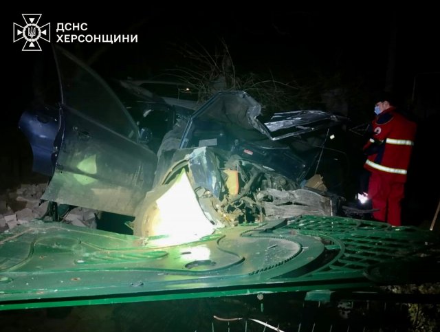 У Чорнобаївці авто врізалося в паркан: загинуло двоє людей (фото)