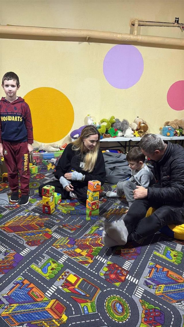 Зірка Голлівуду Анджеліна Джолі приїхала до Херсона з гуманітарною місією