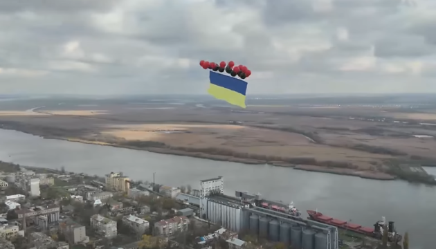 З Херсона на лівий берег Дніпра запустили український прапор