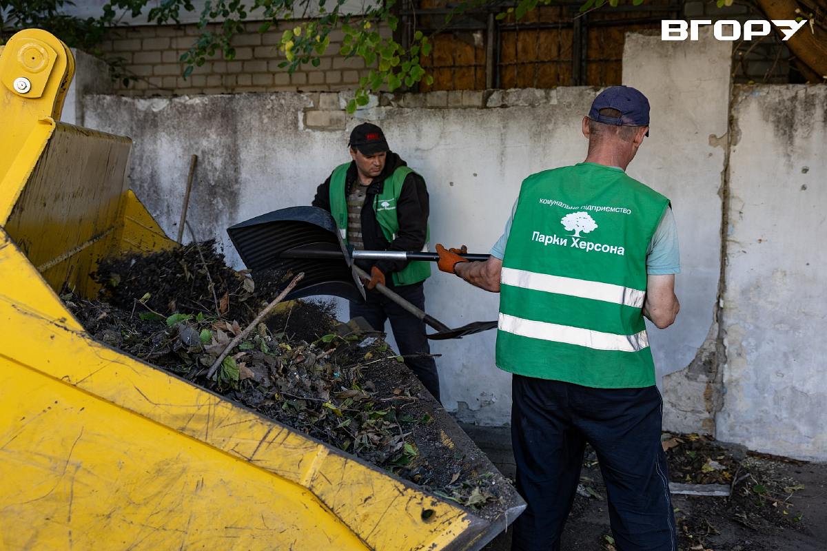 комунальники прибирають територію