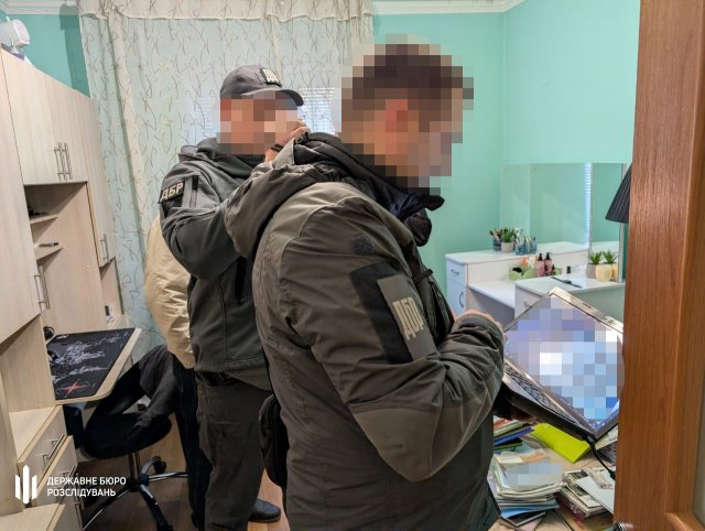 У Херсоні ДБР викрило правоохоронця, який за хабарі допомагав отримувати водійські права