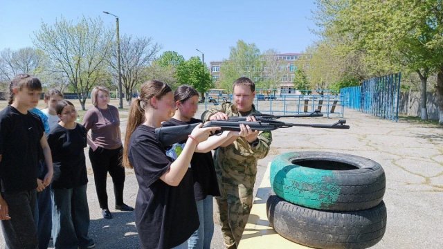 Окупанти на Херсонщині змушують підлітків працювати в “трудових таборах” під виглядом виховання
