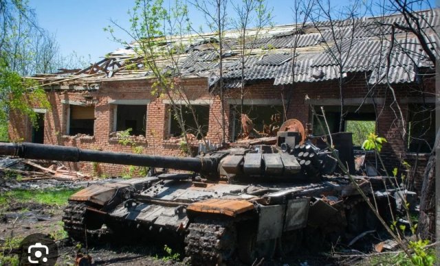 На Херсонщині російські військові розстріляли авто з цивільним і переїхали його бронетехнікою