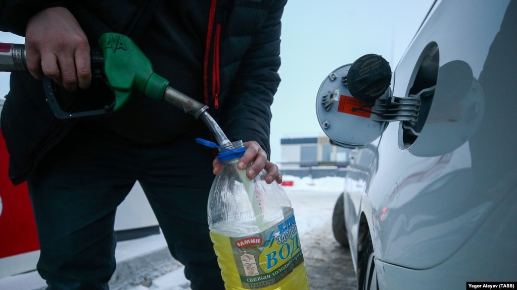 «Життя «по талонах»: бензинова криза на окупованих територіях загострюється