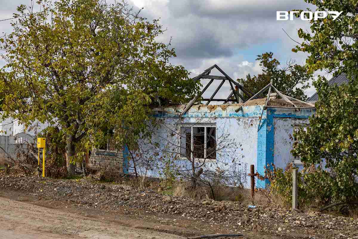 Пошкоджений будинок у Посад-Покровському