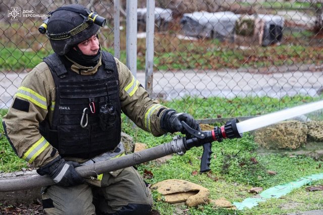 Росіяни атакували рятувальників, коли ті гасили пожежу на автозаправній станції у Херсоні (фото)