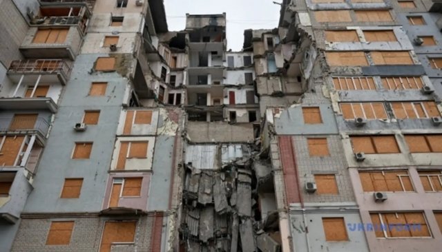 Херсонці повертаються в мікрорайон Корабел, де нема світла, газу і води: готують їжу у дворах, у районі є діти