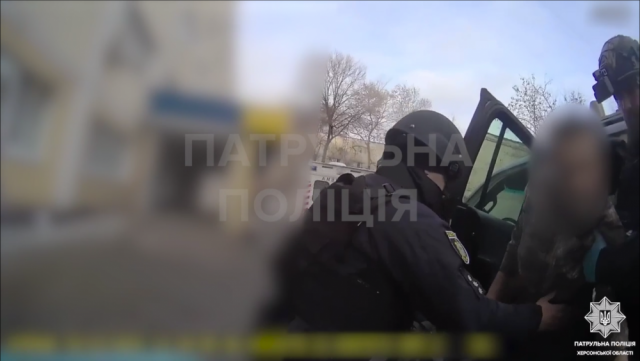 Франківський патрульний з колегами врятував життя херсонця в зоні ударів ворожих дронів