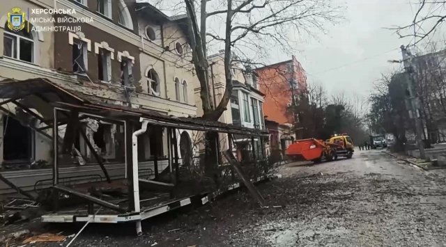 У центрі Херсона через обстріл пошкоджено ресторан в центральному районі міста (ВІДЕО)