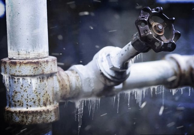 Нова біда: у Херсоні від морозів почало розривати труби водопостачання